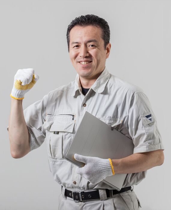 ポーズを決める作業服の男性