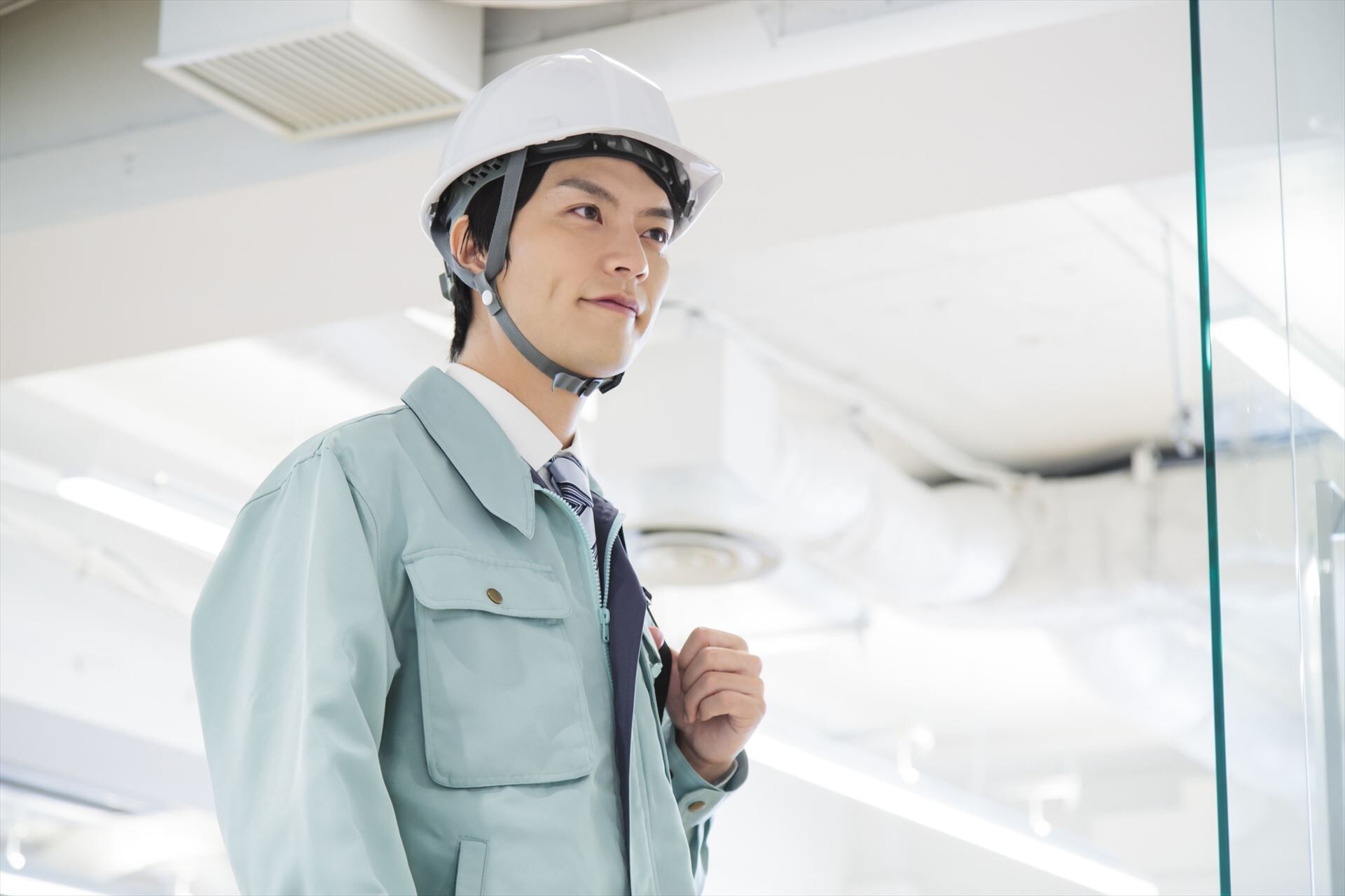 作業着の男性社員_R